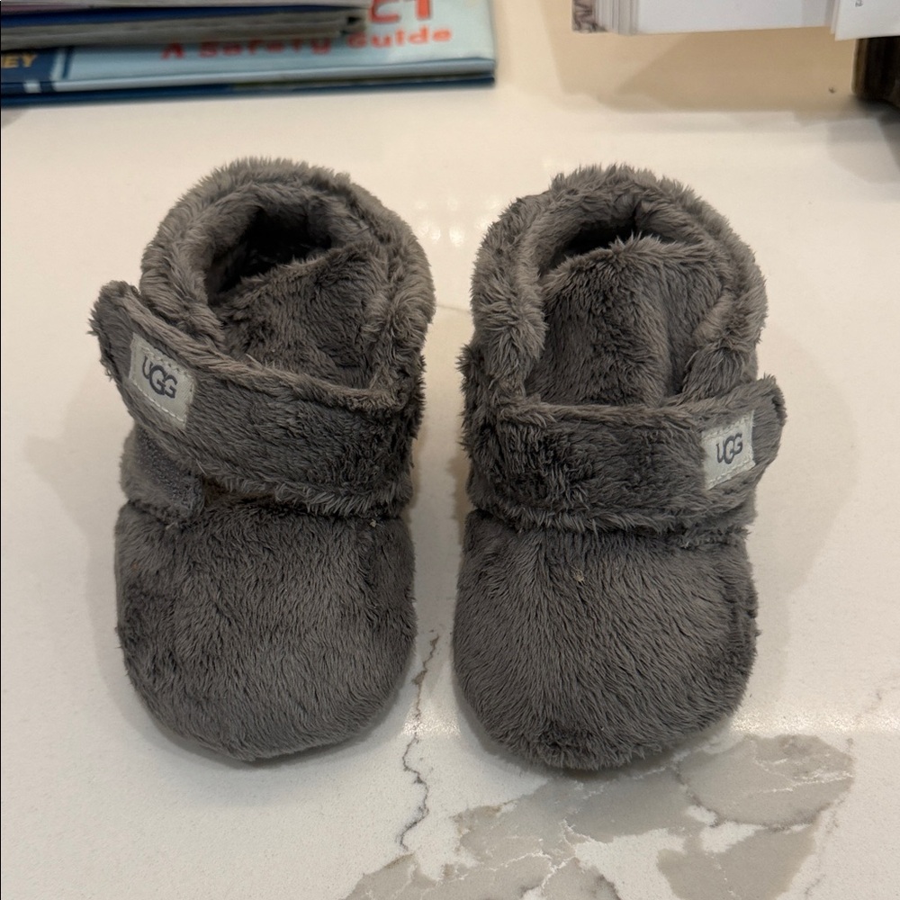 UGG Kids Slippers in Soft Gray